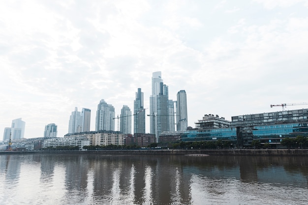 Niedrige Winkelsicht der Stadtskyline