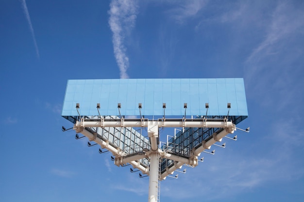 Kostenloses Foto niedrige winkelsicht des blauen großen hortenden pfostens mit licht gegen blauen himmel