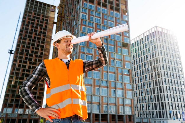 Niedrige Winkelsicht des mittleren Schusses des lächelnden Ingenieurs