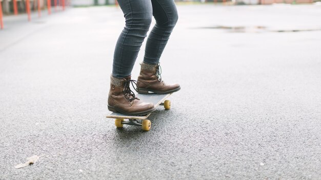 Niedriger Abschnitt des Skateboardfahrerreitens Skateboard