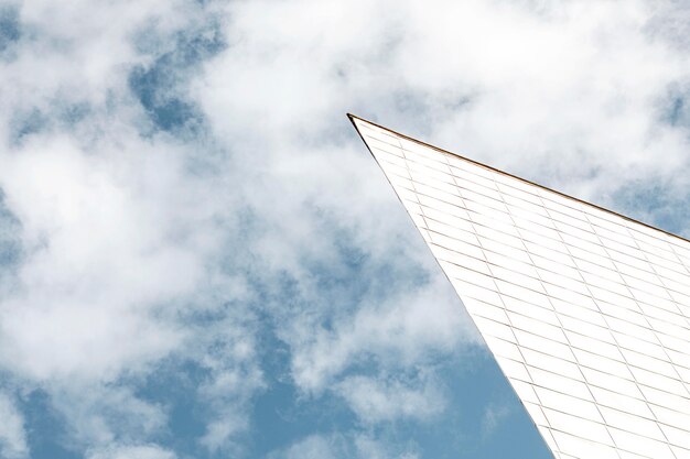 Kostenloses Foto niedriger winkel der stadtstruktur mit himmel