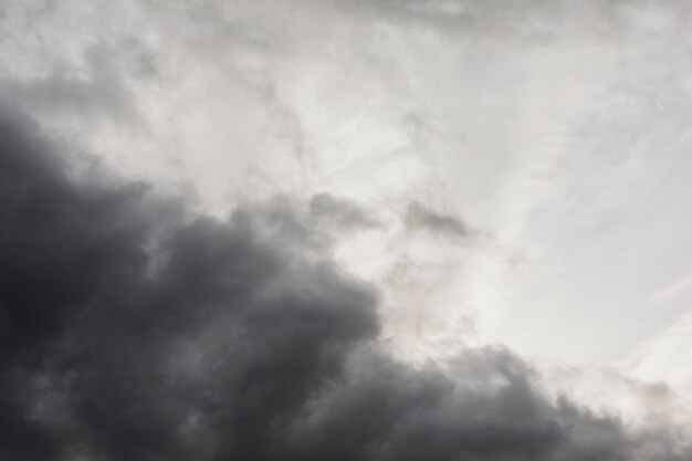 Niedriger Winkel der Wolken am Meer