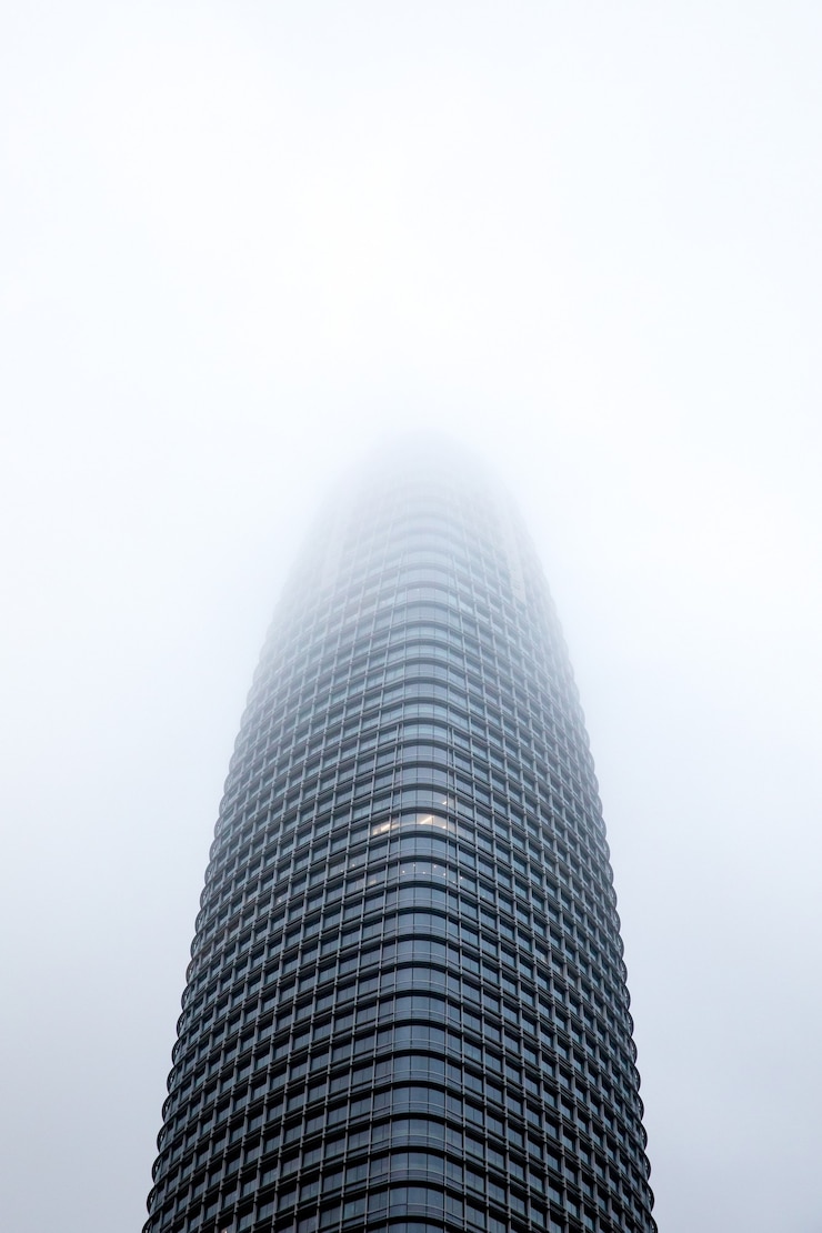 Kostenlose Foto niedriger winkel des schwarzen hochhauses