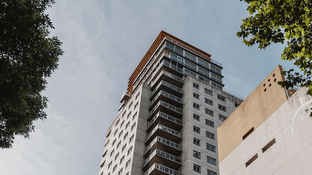 Niedriger Winkel des Wolkenkratzers in der Stadt