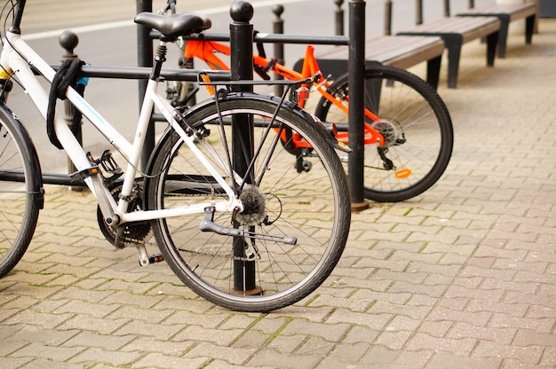 Niedriger Winkel Nahaufnahme Schuss von zwei Fahrrädern auf dem Bürgersteig geparkt