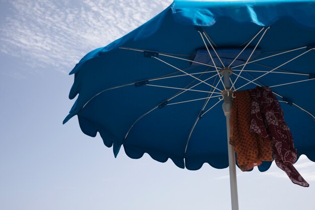 Niedriger Winkelabschluß herauf Strandschirm