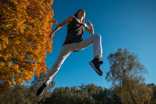 Kostenloses Foto niedriger winkelmann, der draußen springt