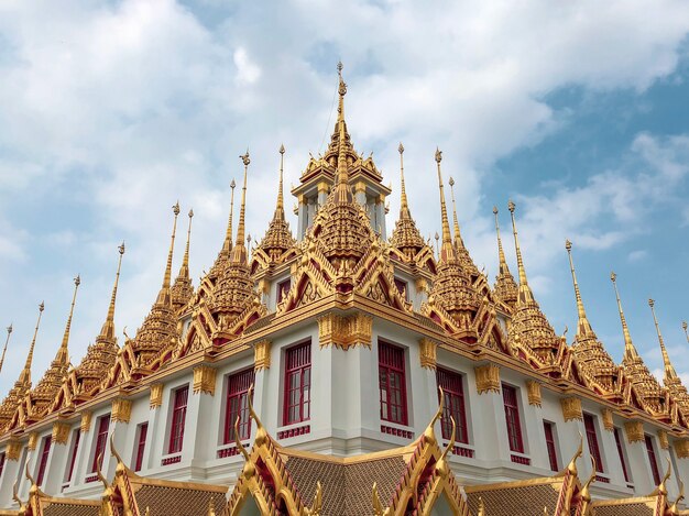 Niedriger Winkelschuss des schönen Entwurfs des Wat Ratchanatdaram-Tempels in Bangkok, Thailand