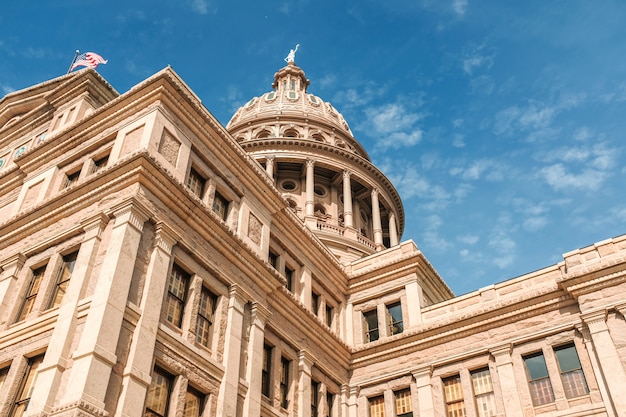 Niedriger Winkelschuss des Texas-Kapitolgebäudes unter einem blauen schönen Himmel. Austin Stadt, Texas
