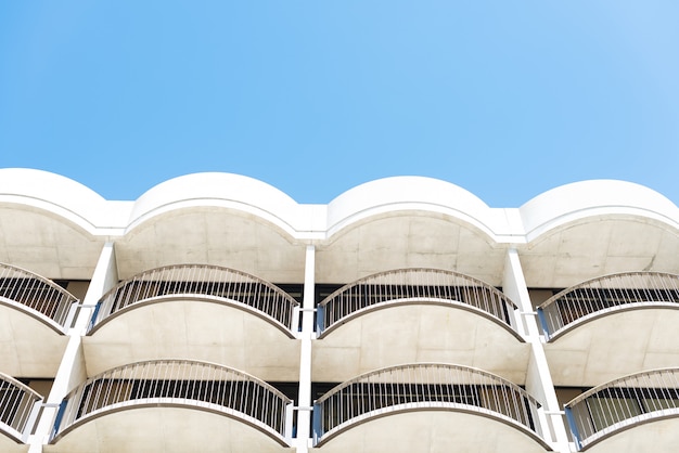 Kostenloses Foto niedriger winkelschuss des weißen architekturgebäudes mit balkonen