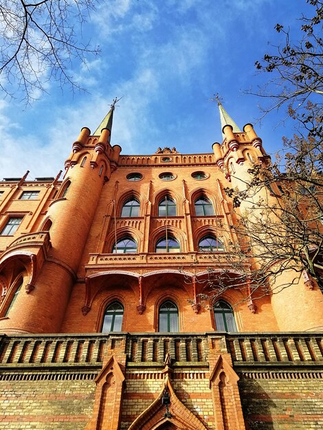 Niedriger Winkelschuss einer Kathedrale unter einem bewölkten Himmel in Stettin, Polen