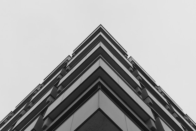 Niedriger Winkelschuss eines grauen Betongebäudes, das moderne Architektur darstellt