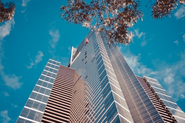 Niedriger Winkelschuss eines hohen Geschäftsgebäudes mit einem blauen bewölkten Himmel