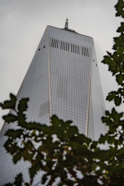 Niedriger Winkelschuss eines modernen Architekturgebäudes mit einem weißen Himmel