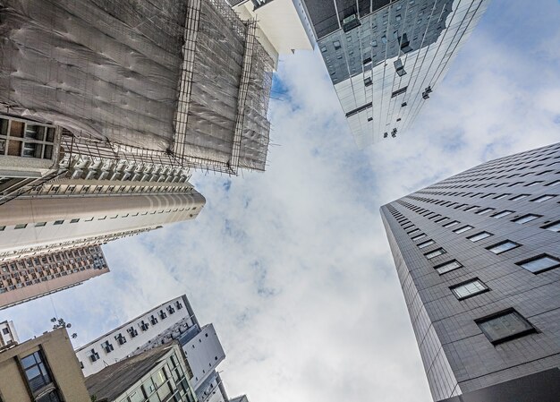 Niedriger Winkelschuss von hohen Wohngebäuden unter dem bewölkten Himmel