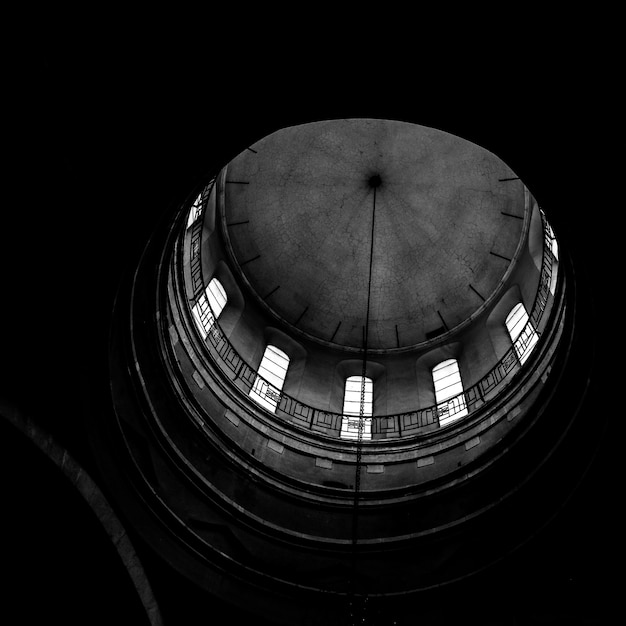 Kostenloses Foto niedrigwinkel-graustufenaufnahme der kuppel einer kirche in karabagh