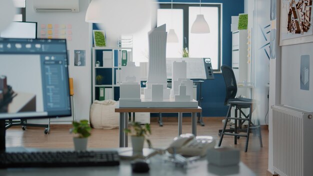 Niemand im Büro mit 3D-Architekturdesign und Gebäudemodell für Stadtprojekte. Leerraum mit Baudruck und Bauplänen für die Grundstücksentwicklung und Skizzentechnologie.