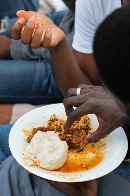 Nigerianer mit hohem Winkel und leckerem Essen