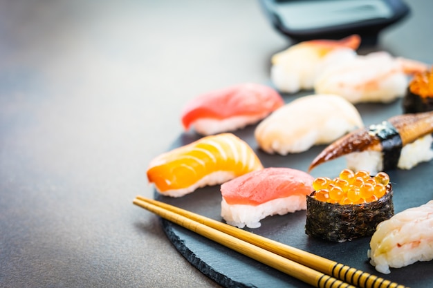 Nigiri-Sushi mit Lachs-Thunfisch-Garnelen-Aal-Schale und anderem Sashimi