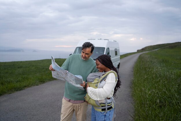 Nomadenfamilie, die in der Natur lebt