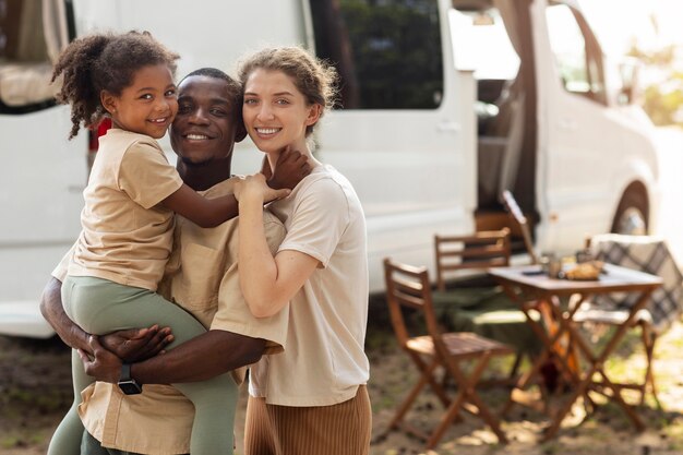 Kostenloses Foto nomadenfamilie, die in einem van reist und lebt