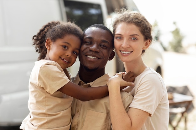 Kostenloses Foto nomadenfamilie, die in einem van reist und lebt