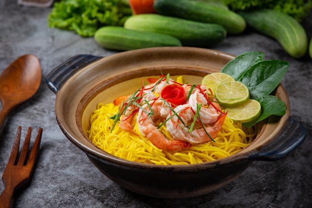 Nordthailändisches Essen (Khao Soi Shrimps), würzige Nudeln mit Zutaten dekoriert.