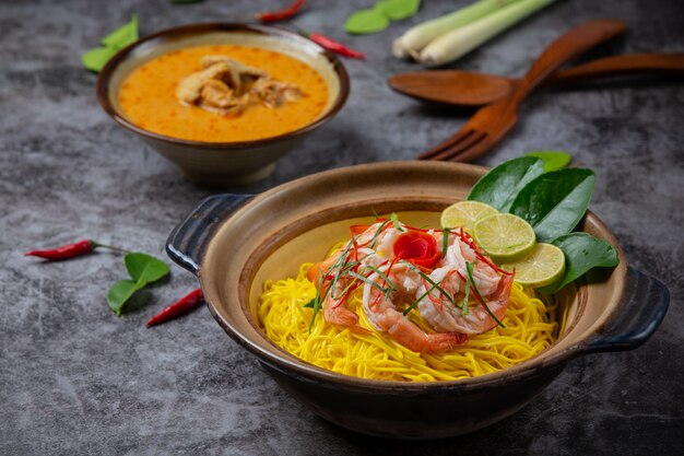 Nordthailändisches Essen (Khao Soi Shrimps), würzige Nudeln mit Zutaten dekoriert.