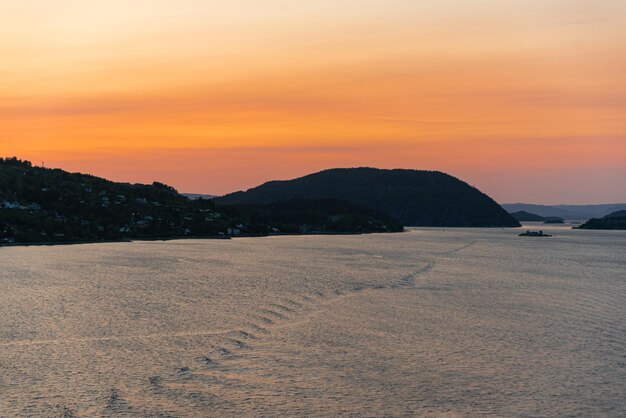 Norwegische Berge am Abend