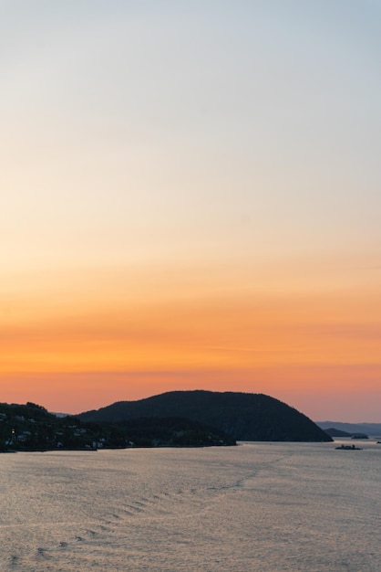 Norwegische Berge am Abend