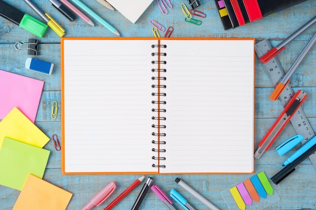 Notebook-Papier und Schule oder Büro-Tools auf Vintage Holz Tisch