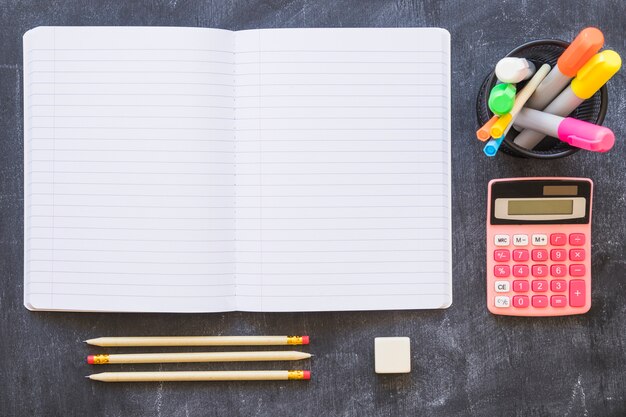 Notebook Taschenrechner und Briefpapier auf Tafel