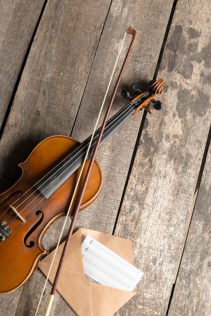 Noten und Violine auf Holztisch