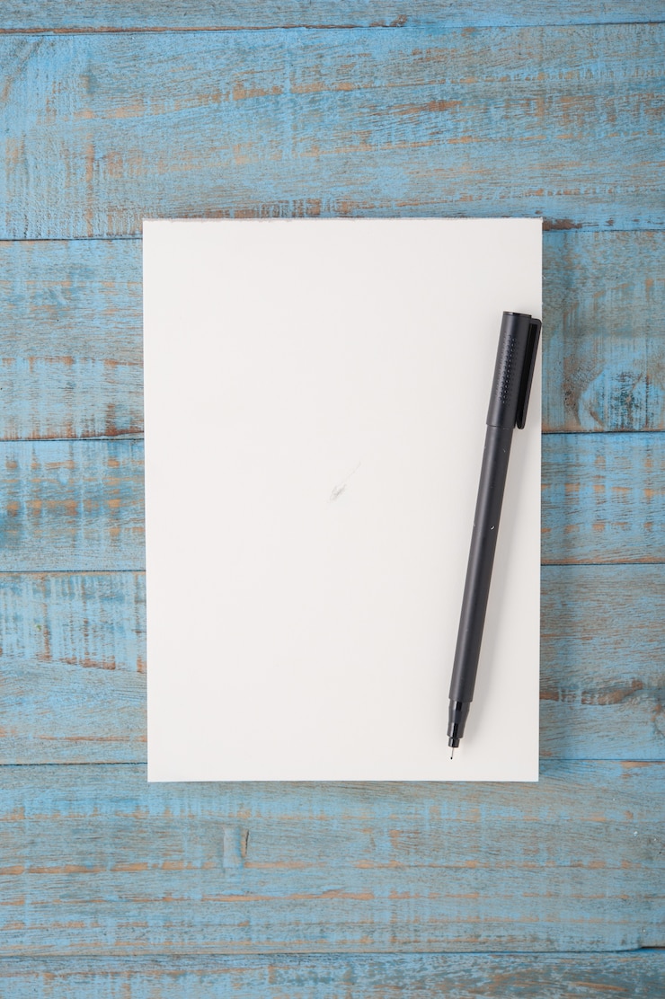 Kostenlose Foto notizbuch auf blauem holz tisch