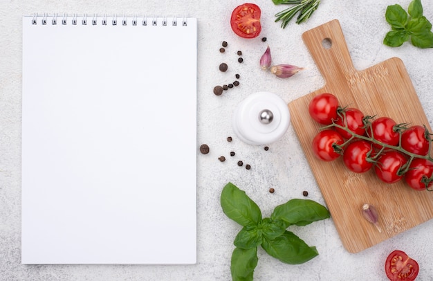 Kostenloses Foto notizbuch mit tomaten auf holzboden auf tisch