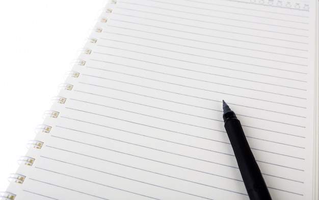 Notizbuch und Stift auf weißem Hintergrund