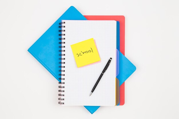 Notizbücher, Stift und Papier, Erinnerung mit dem Wort Schule