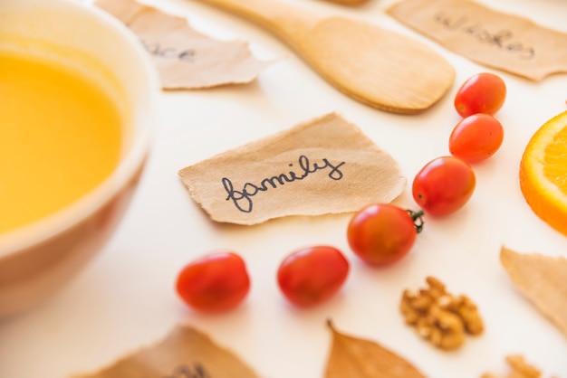 Notizen in der Nähe von Tomaten und Orangensaft