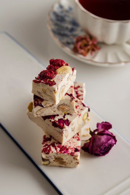 Nougat und Kaffeetasse mit hohem Winkel