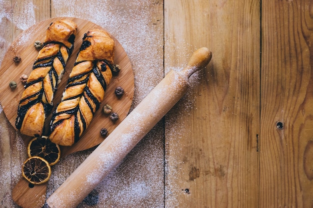 Kostenloses Foto nudelholz in der nähe von brötchen