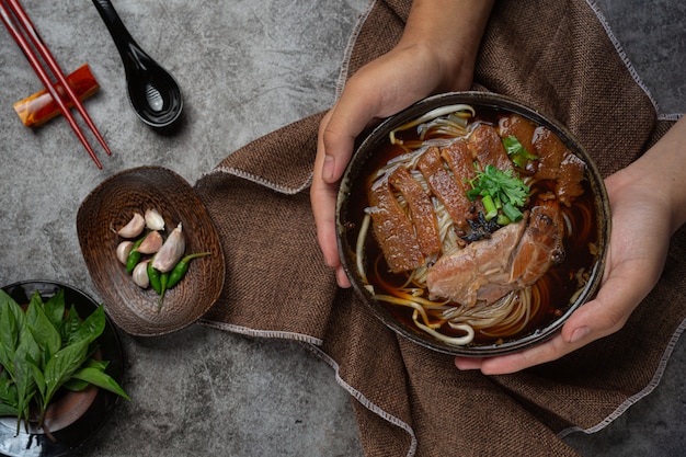 Nudeln in chinesischem Schweinefleisch geschmortem Schweinefleischeintopf Schöne Beilagen, thailändisches Essen.