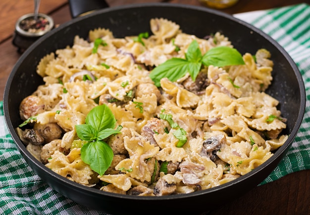 Nudeln mit Fleischbällchen und Pilzen in cremiger Sauce