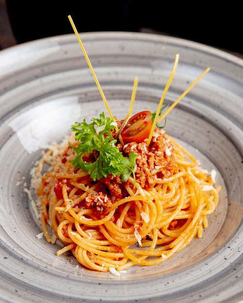 Nudeln mit geriebener Käse-Tomatensauce und Gemüse