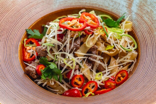 Nudeln mit Rindfleisch-garnierten Chili-Pfeffer-Zwiebeln und geriebenem Käse