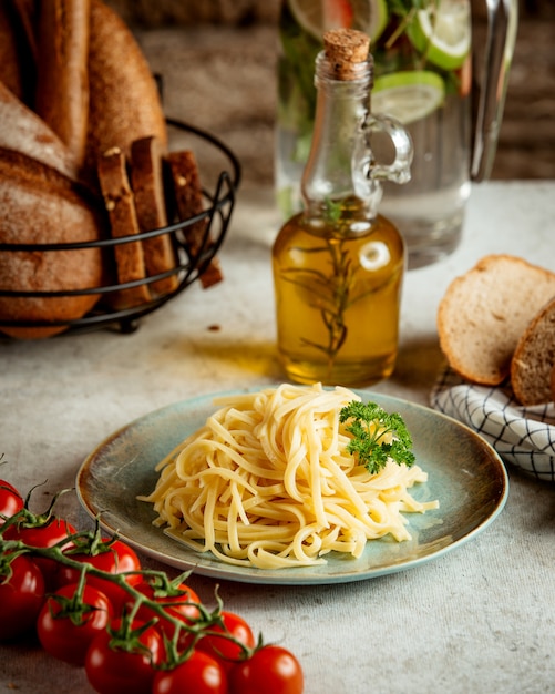 Nudeln mit Tomaten und Olivenöl