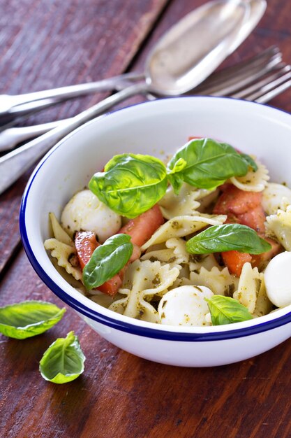 Nudelsalat nach Caprese-Art mit Farfalle