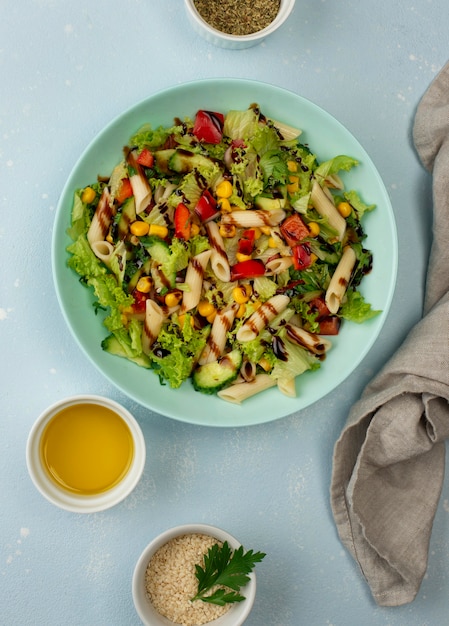 Nudelsalat von oben mit Balsamico-Essig, Sesam und Öl