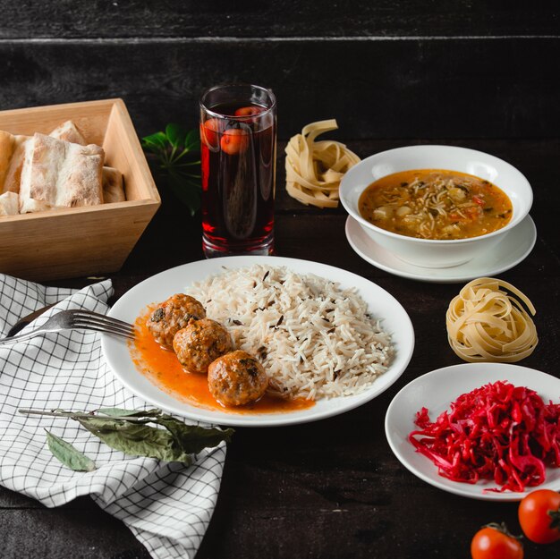 Nudelsuppe und Reis mit Fleischbällchen