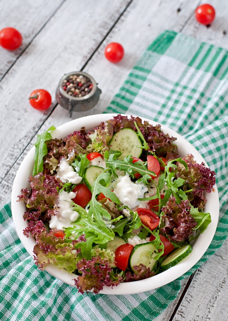 Kostenlose Foto nützlicher diät-salat mit hüttenkäse, kräutern und gemüse