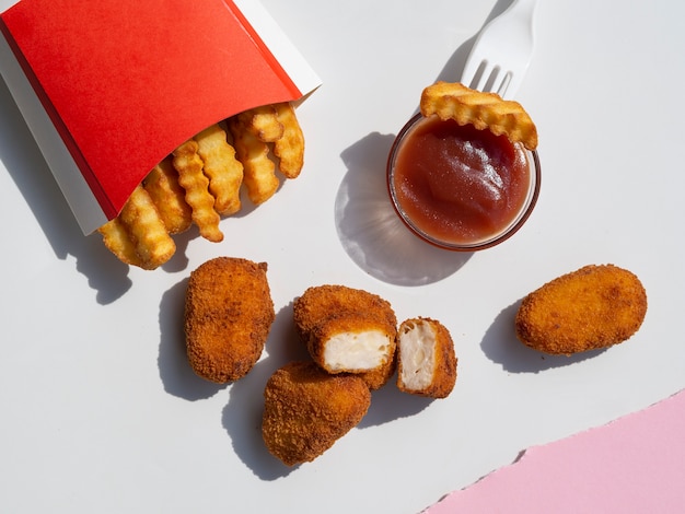 Kostenloses Foto nuggets mit pommes frites und soße